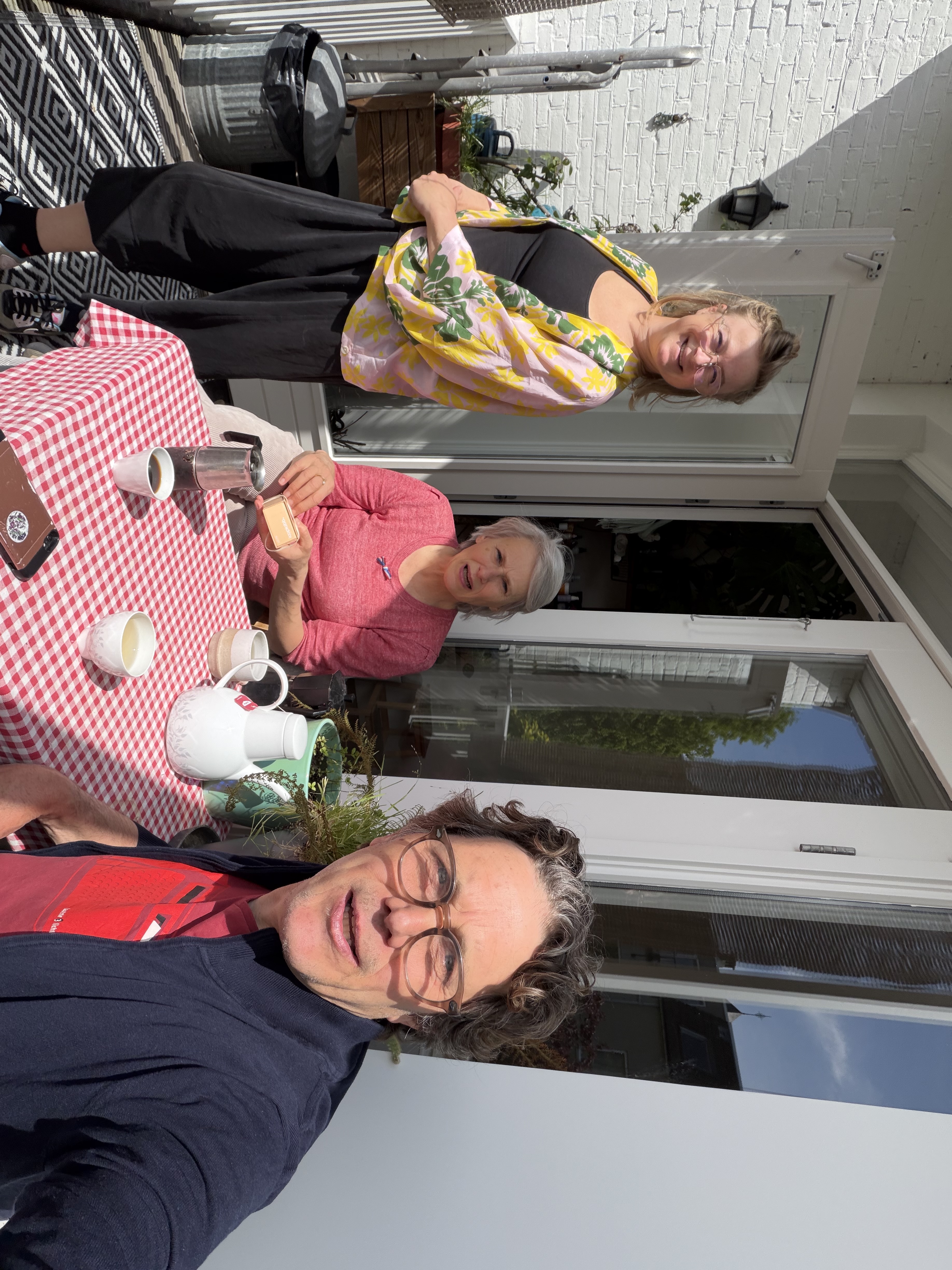 Thee drinken op het balkon met PJOUW.